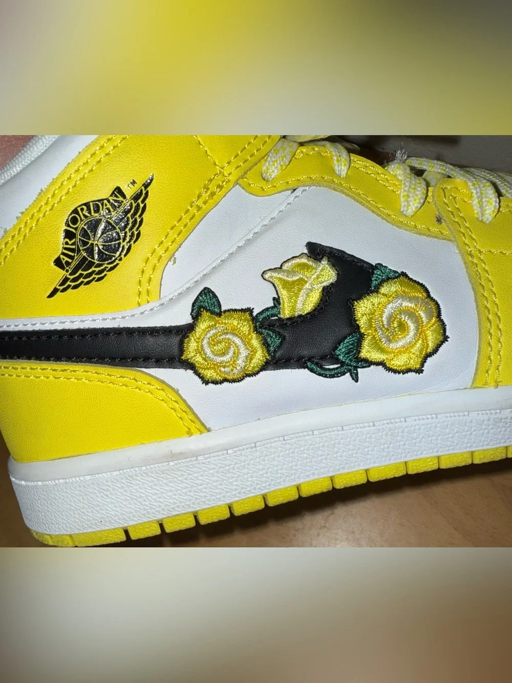 Air Jordan 1 Mid SE GS 